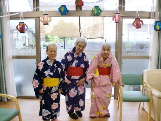 浴衣を着た三人の高齢者