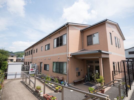 明るい外観の建物全景