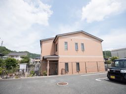 明るい外観の建物