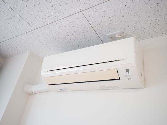 壁掛けの白いエアコン
