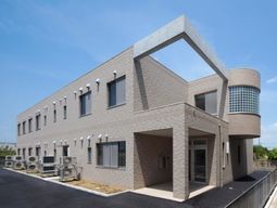現代的な二階建て施設外観