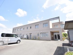 明るい外観の建物エントランス