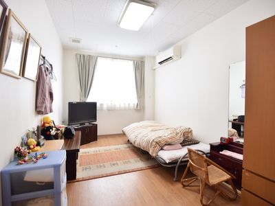 明るい居室の様子