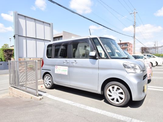 施設の車と駐車場