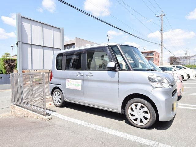 施設の車と駐車場