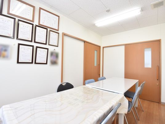 賞状飾る会議室