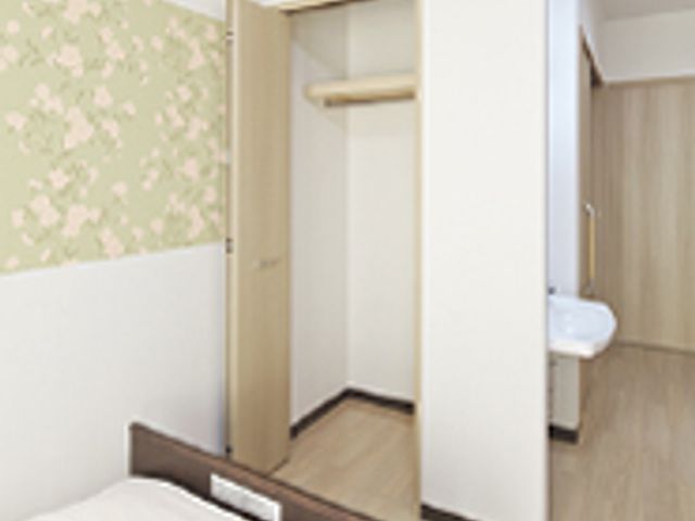 静かな居室 居室 広々としたクローゼットのある静かな空間です。自然光が差し込む快適な居室となっています。