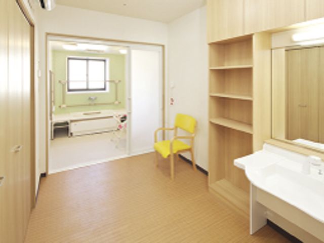 明るい洗面台の居室 居室 清潔感あふれる広々とした空間で、自然光が入ります。快適な居住環境を提供しています。
