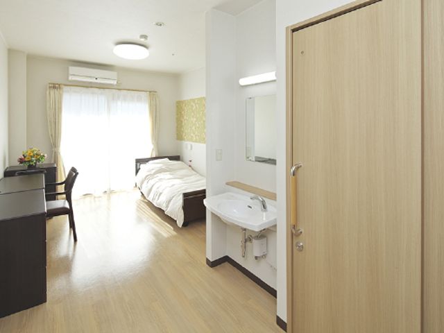 清潔な居室 居室 広々とした清潔感のある空間で、柔らかな自然光が差し込み、心地よい環境になっています。
