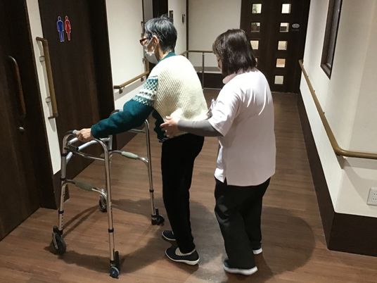 職員が歩行支援を実施