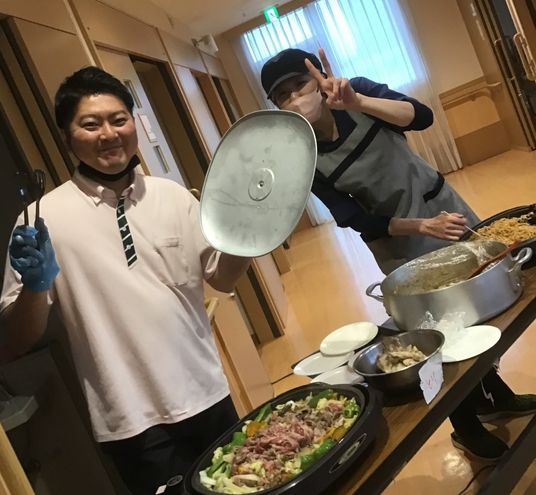 料理を準備するスタッフ