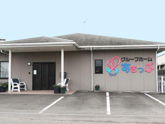 シンプルな外観のエントランス