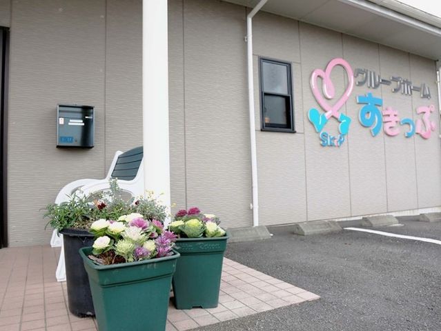 エントランスの壁と花壇