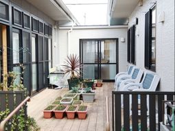 明るい居心地の良いテラス