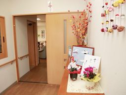 廊下の装飾と観葉植物