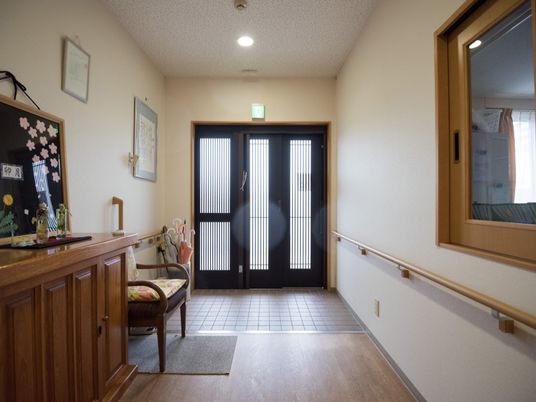 廊下の木製玄関ドア