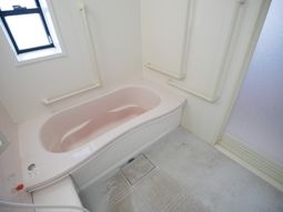 手すり付き清潔な浴室