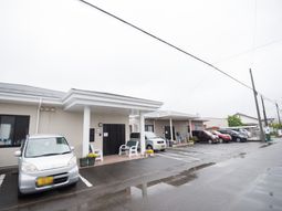 明るいエントランスの建物正面