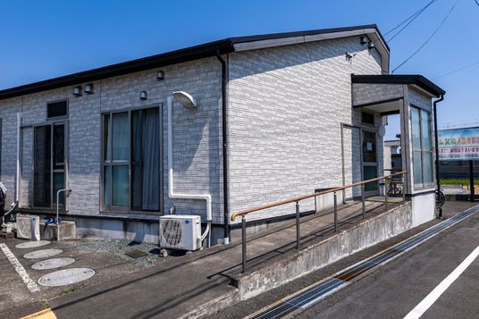 施設外観の手すり付き入口