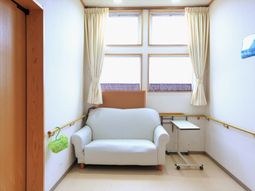 居室の明るいソファ