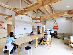 木の温もりが感じられる多目的室