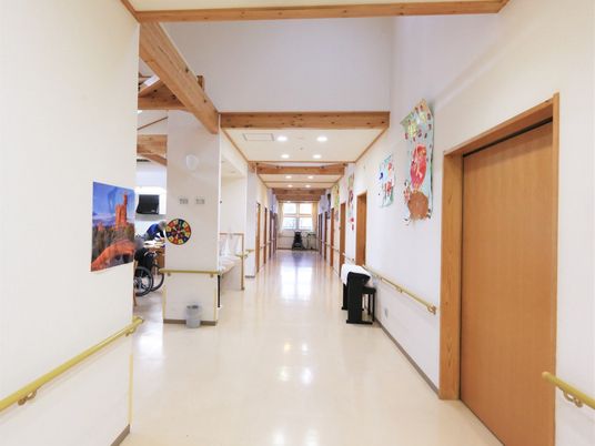 明るく広々とした廊下