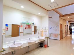 清潔な洗面台と廊下