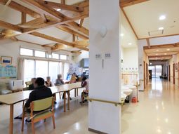 木造調の明るい廊下