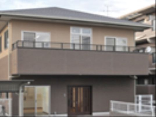落ち着いた色調の建物外観