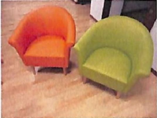 オレンジと緑の椅子
