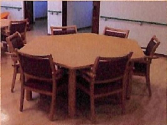 円形のテーブルと椅子