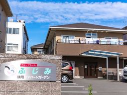 明るい施設外観と看板
