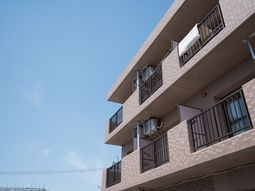 建物の外観とバルコニー