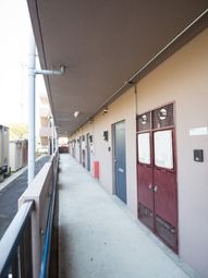 長い廊下と多数の入口