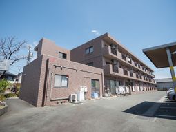 茶色の外壁が特徴的な建物