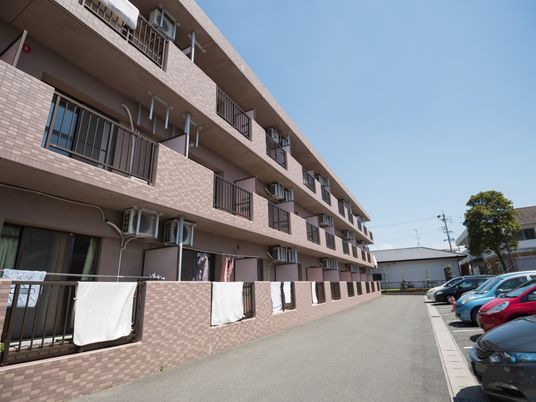 ピンク色の建物の外観