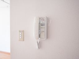 壁に取り付けられた通信機器