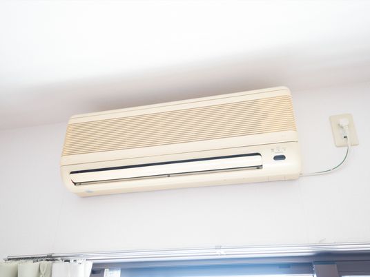 壁に取り付けられたエアコン