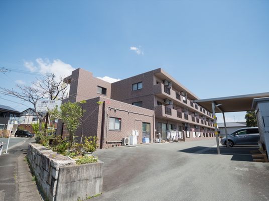 広々とした施設の外観