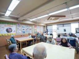 明るい多目的室の様子