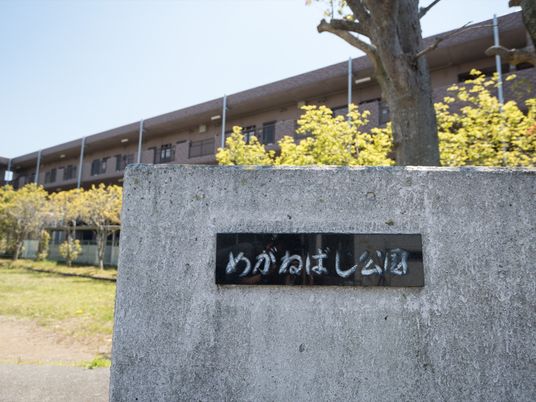 看板と建物の風景