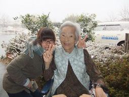 笑顔の二人と雪の庭