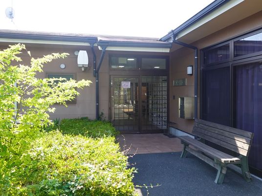 緑ある玄関まわりの外観  
