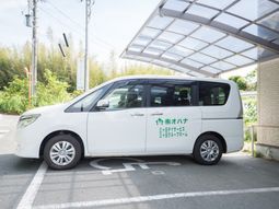 白い送迎車が停まっている