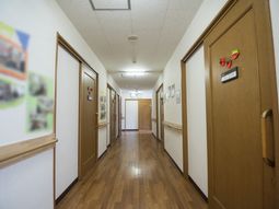 清潔で落ち着いた廊下