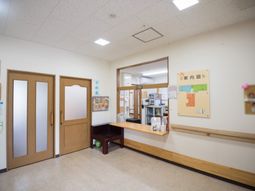 明るい廊下のカウンター