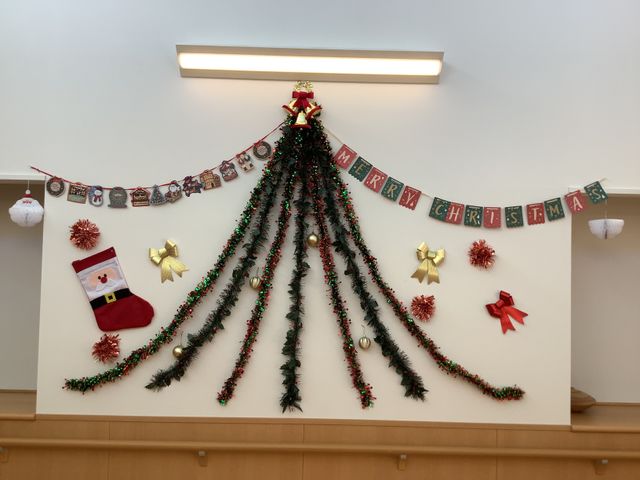 クリスマス装飾の壁面  