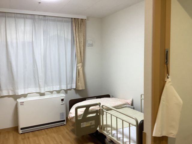 ベッドと窓の居室  