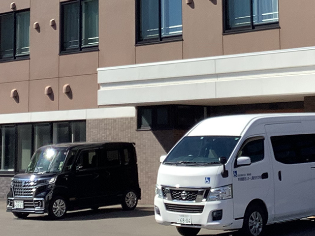 送迎車が並ぶ外観  