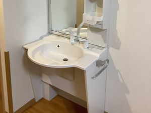 手洗い場の洗面台  